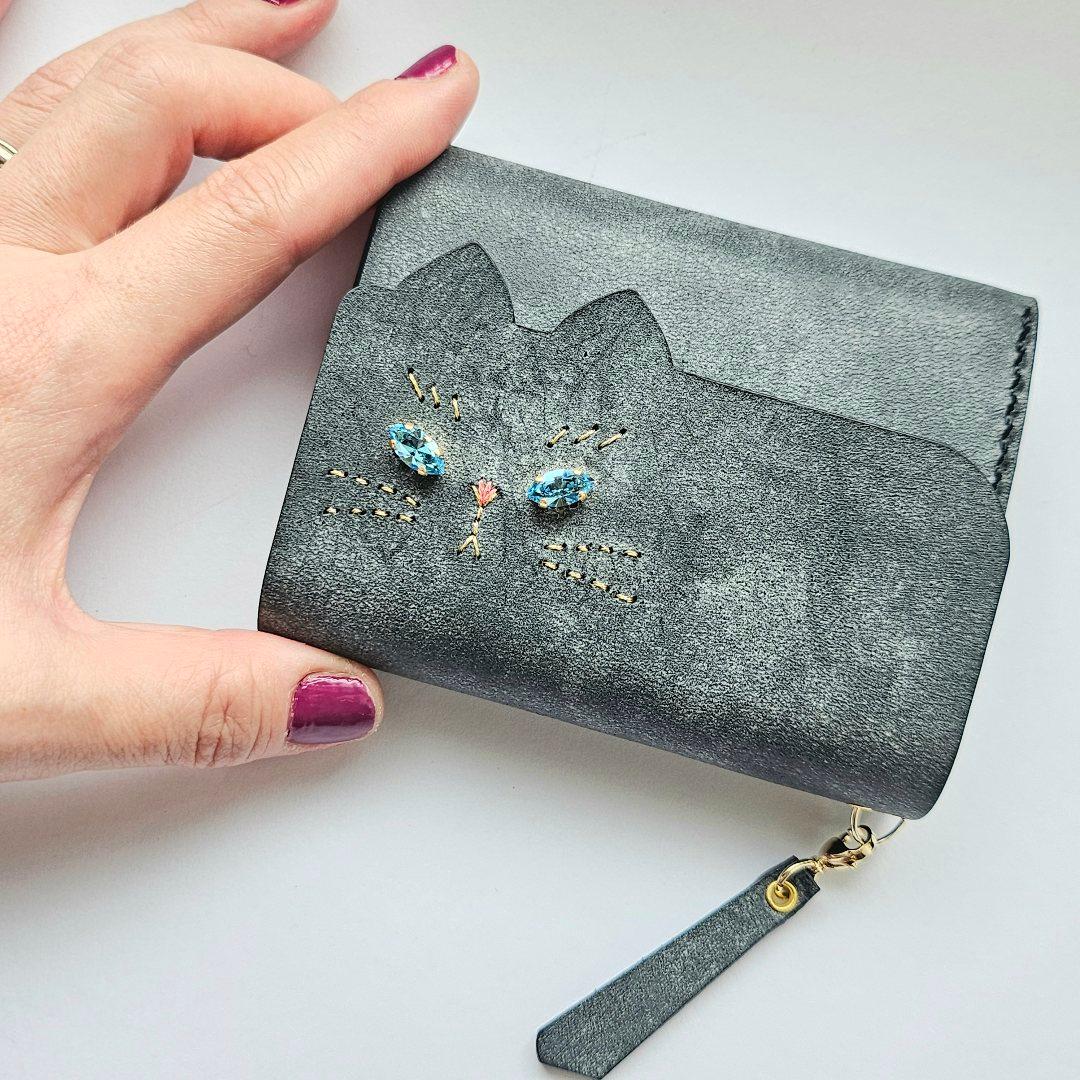 【受注制作】ねこのお顔jewelryver.三つ折り財布　アラスカ&サドルレザー　ロシアンブルー・黒猫1枚目の画像