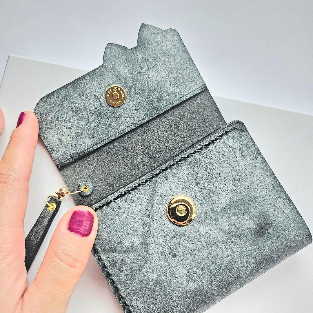【受注制作】ねこのお顔jewelryver.三つ折り財布 アラスカ&サドルレザー ロシアンブルー・黒猫 | 2枚目