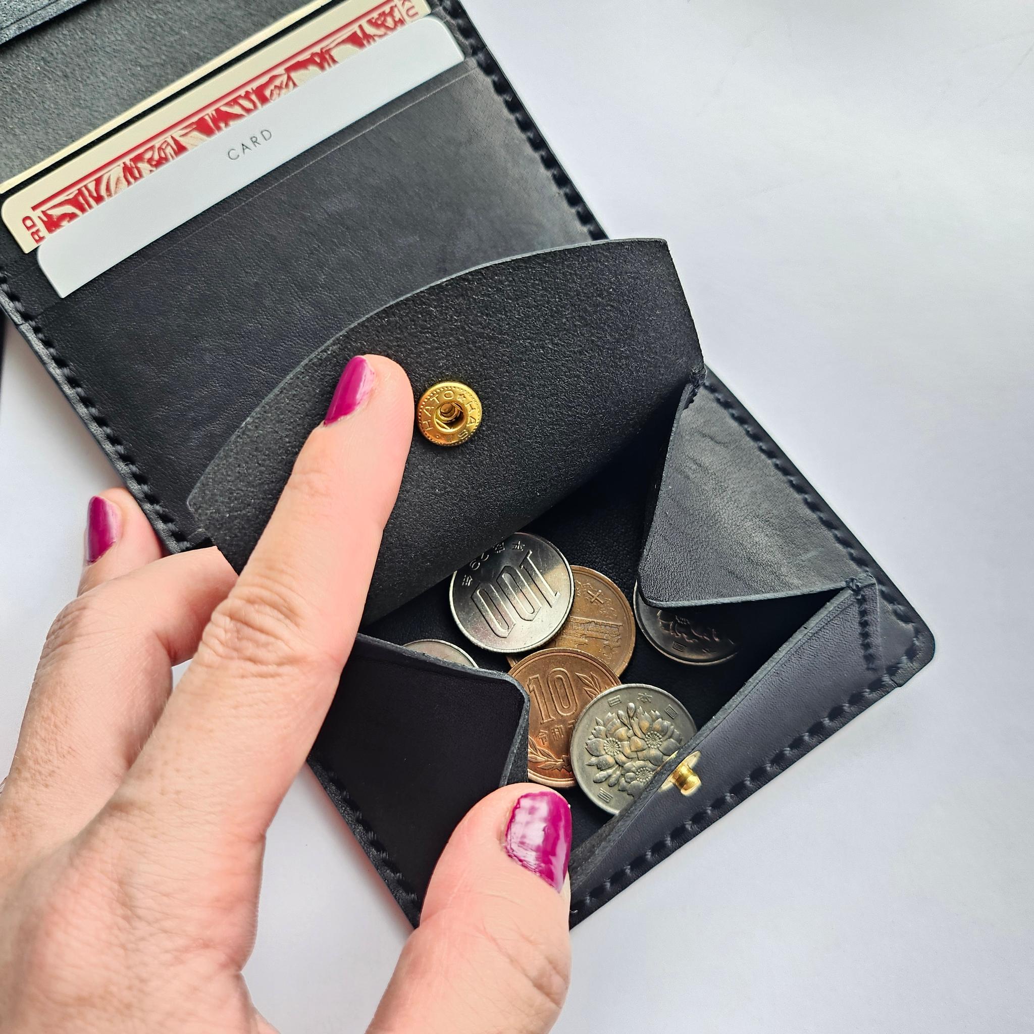 【受注制作】ねこのお顔jewelryver.三つ折り財布 アラスカ&サドルレザー ロシアンブルー・黒猫 | 4枚目